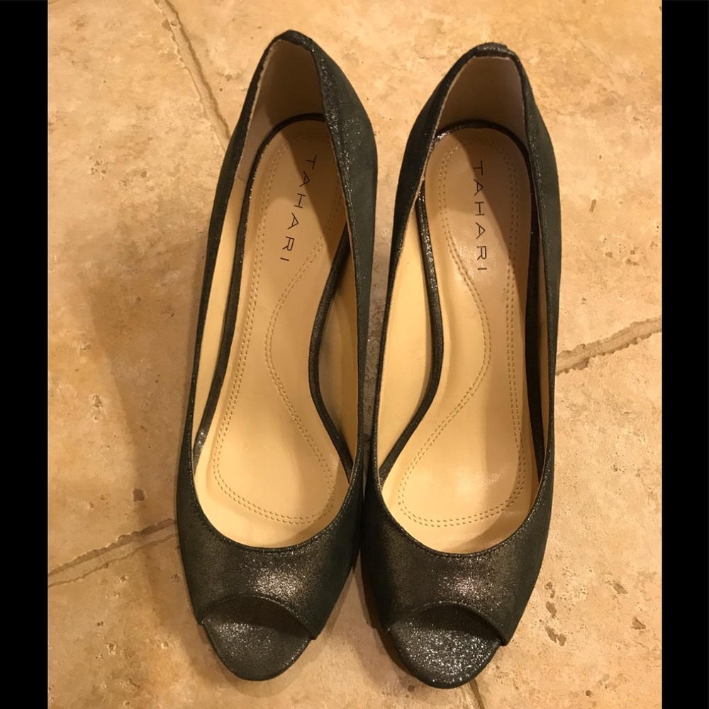 NWT SPARKLING PEWTER TAHARI PEEP TOE HEELS